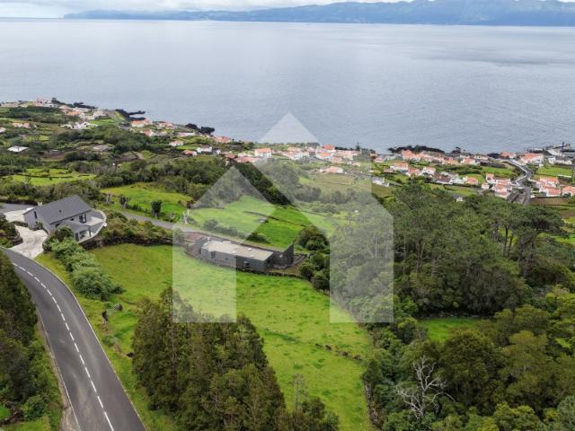 TERRENO COM VISTA PANORÂMICA SOBRE SANTO AMARO E SÃO JORGE