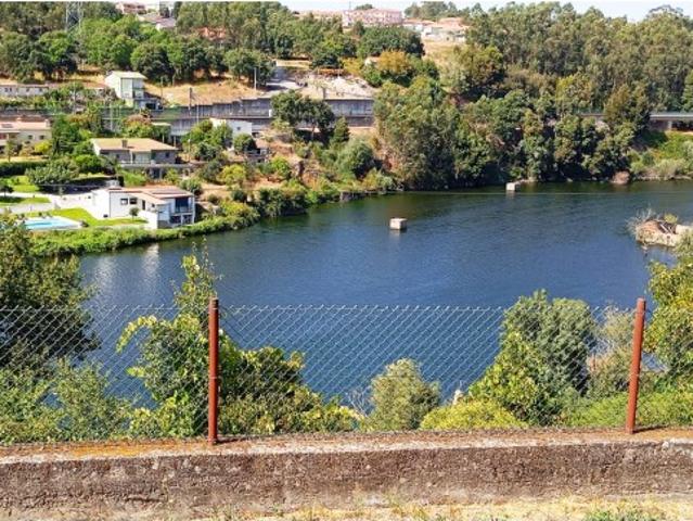 TERRENO COM VISTAS DESLUMBRANTES PARA O RIO AVE