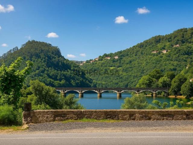 Terreno com Vistas Deslumbrantes sobre o Rio Caldo Gerês