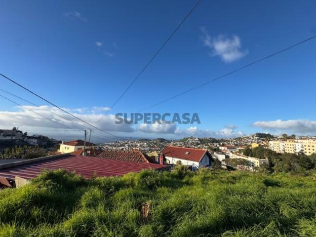 Terreno com Vistas e Projeto Aprovado para Duas Moradias