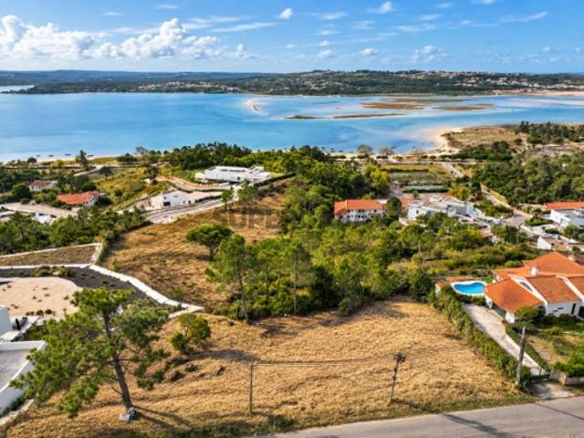 Terreno com vistas magníficas e projeto aprovado para a construção de uma moradia de luxo