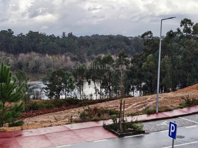 Terreno com vistas para o rio e projeto aprovado, na freguesia de Cortes, em Monção