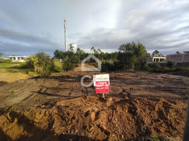 MONTE REAL Terreno com a área bruta de 1609,50 m2 inserido no aglomerado urbano com índice de 60% de construção urbana  sito a a cerca de 10 Km da Praia da Vieira, e a 20 Km de Leiria. Consulte nos