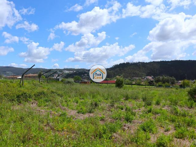 Terreno com área de construção em Arnoso Santa Maria !.