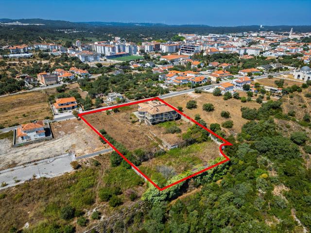 Terreno com área 5.359m2 tendo uma construção inacabada e elevado potencial construtivo em Fátima