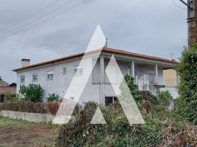 Terreno com benfeitorias em Barrô Águeda