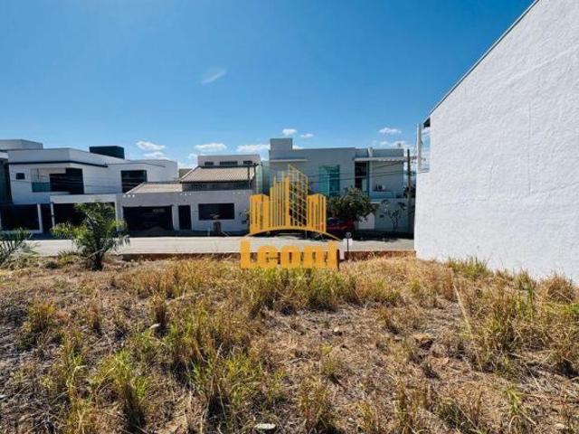 Terreno com belas construções em volta no Monte Verde