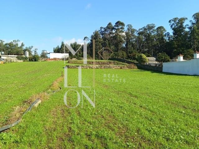 Terreno com características de génese rural, inserido em zona predominantemente residencial