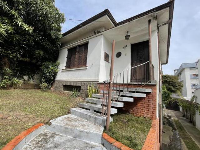 Terreno com casa com 3 dormitórios e ampla garagem Bairro Higienópolis