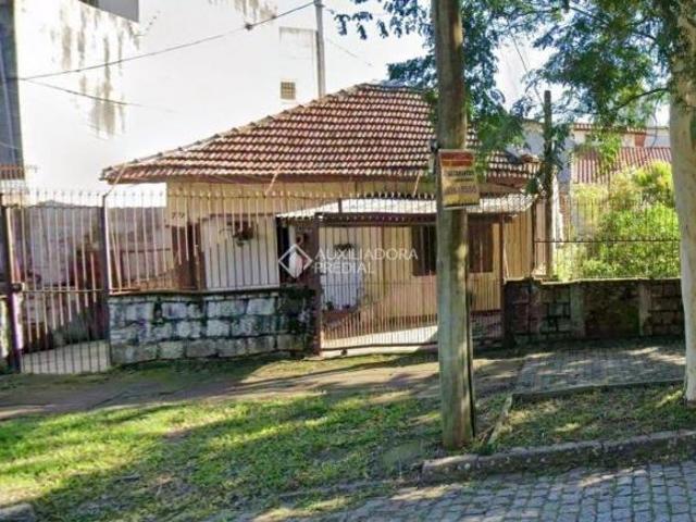 Terreno com casa de madeira para reforma ou demolição