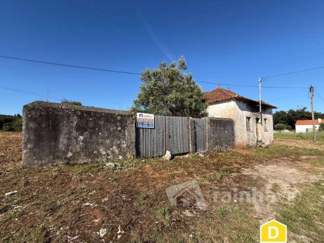 Terreno com casa e anexo para restaurar Turquel, Alcobaça