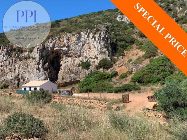 Terreno com casa junto à Praia