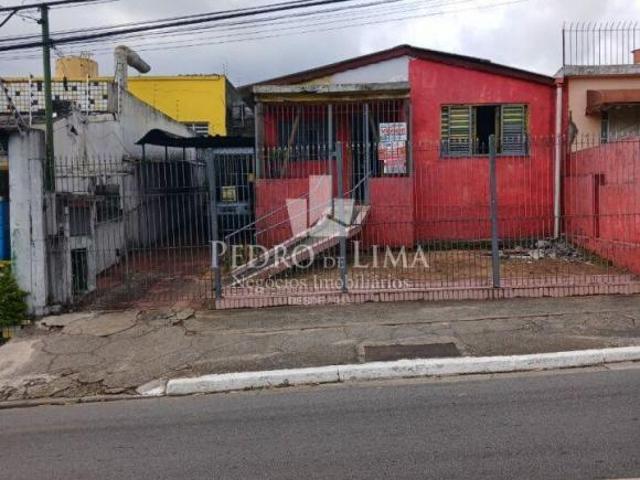 Terreno com casa para demolir. Ótima localização. Ideal para construtora