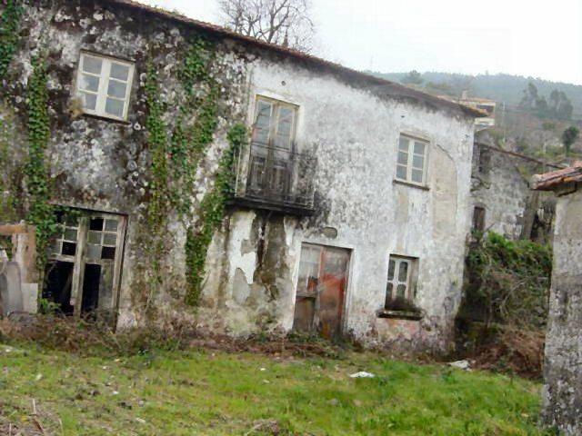 Terreno com casa para reconstruir com 200 m2 cobertos