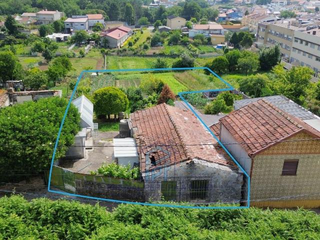 Terreno com casa térrea | Baguim Rio Tinto Junto à Igreja