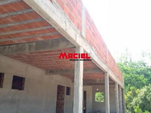TERRENO COM CONSTRUÇÃO EM ANDAMENTO NO VILLAGIO PARAIBUNA
