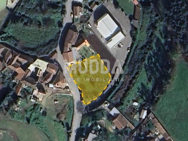 Terreno com dois artigos destinado à construção