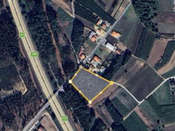 Terreno com dois artigos matriciais, em OIÃ