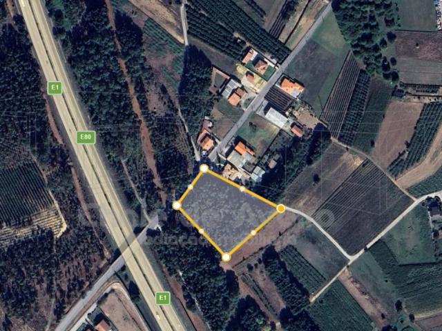 Terreno com dois artigos matriciais, em OIÃ