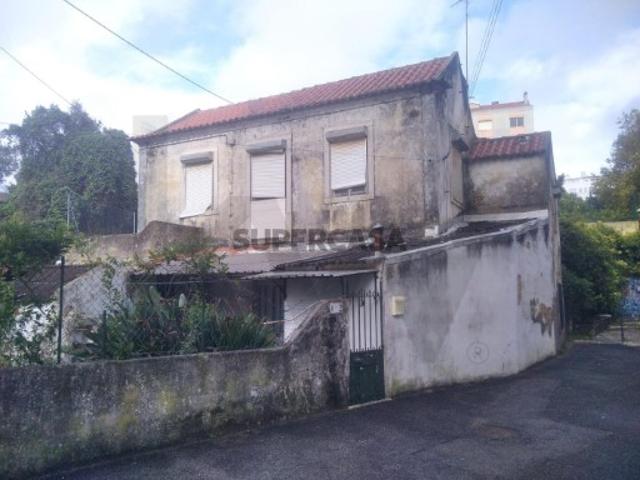 Terreno com Duas Moradias em Ruína Para Reabilitação Total em Lotes Contíguos em Agualva Cacém