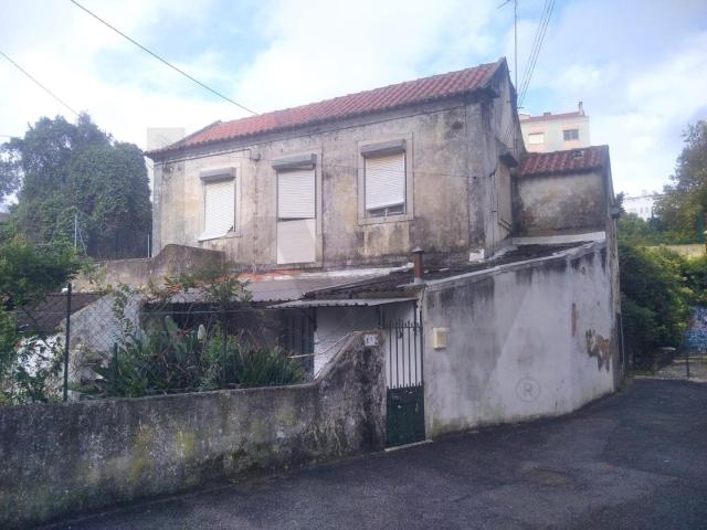 Terreno com Duas Moradias em Ruína Para Reabilitação Total em Lotes Contíguos em Agualva Cacém