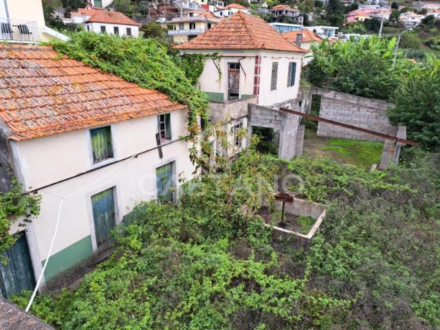 Terreno com duas moradias para Reconstruir na Calheta