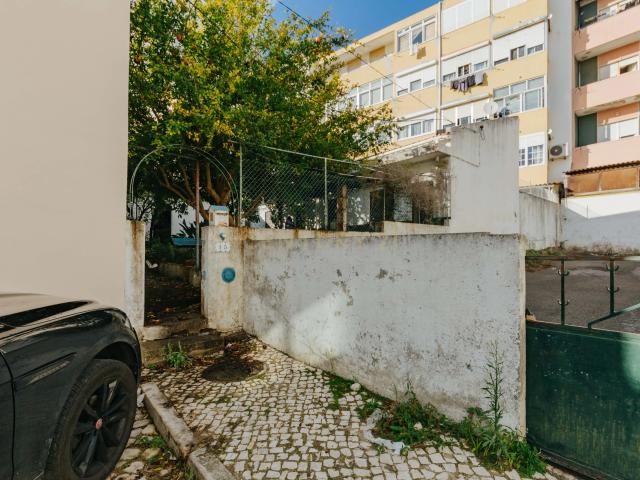 Terreno com duas moradias para remodelação total, em Alverca