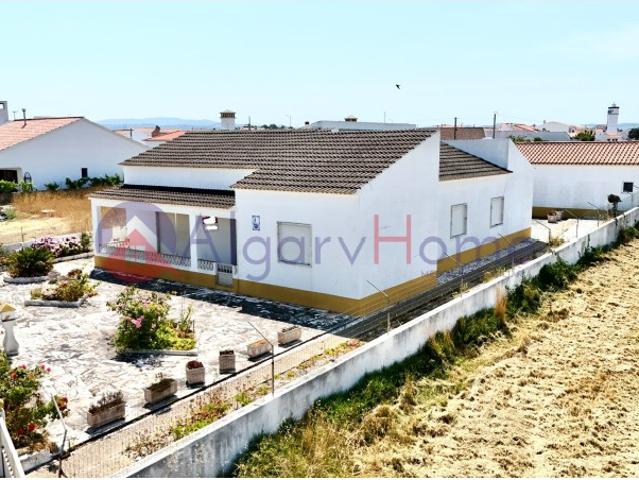 Invista na Qualidade de Vida | Moradia T4 + T2 com Anexo e Amplo Terreno com potencial para construção de uma segunda moradia na Costa Vicentina | Rogil