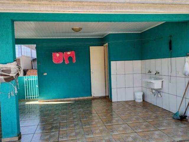 Terreno com duas casas em ótima localização no Cajuru