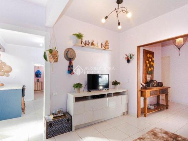 Terreno com duas casas, piscina, area gourmet com churrasqueira e vaga para ate 4 carros!