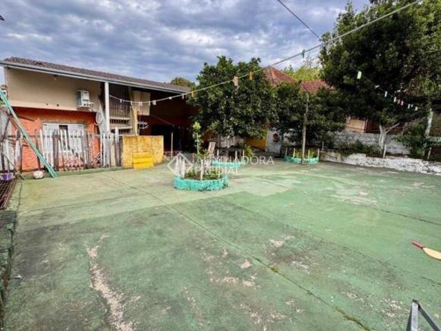 Terreno com duas Casas 3 dormitórios e 1 dormitório em alvenaria