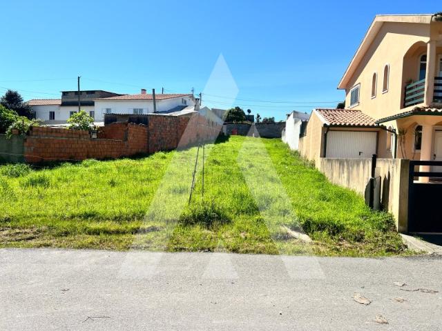 Terreno com Duas Frentes e Potencial para Moradia Isolada