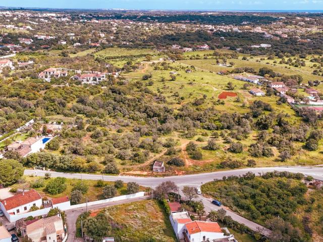 Terreno com Excelente Potencial de Construção e Investimento entre Quarteira e Almancil