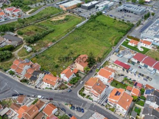 Terreno 6500 m2 com excelente potencial em zona privilegiada de Mem Martins