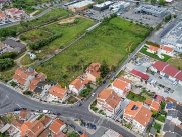 Terreno 6500 m2 com excelente potencial em zona privilegiada de Mem Martins