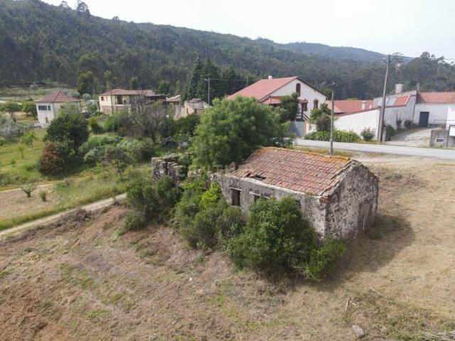 Terreno com furo de água e duas pequenas edificações em ruina para reabilitar
