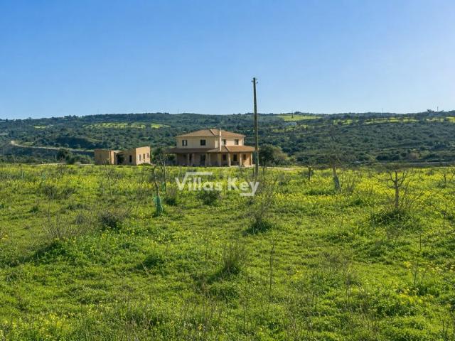 Terreno com furo e ruínas, 85000 mts2 para construir moradia ou turismo rural em Bensafrim,Lagos,Algarve