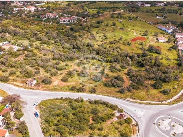 Terreno com grande potencial de construção em estrada de Quarteira para Almancil, Vale de Lobo e Quinta do Lago