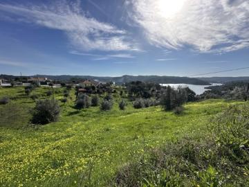 Terreno com licença de construção aprovada e vista panorâmica sobre o lago de Castelo de Bode Serra