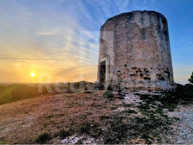 Terreno com Moinho Histórico em Albufeira