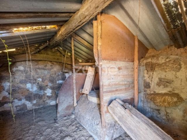 Terreno com moinho para reabilitação em Sardoura Castelo de Paiva