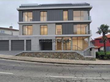 Terreno com moradia não licenciada mas com PIP apartamentos em Lousada