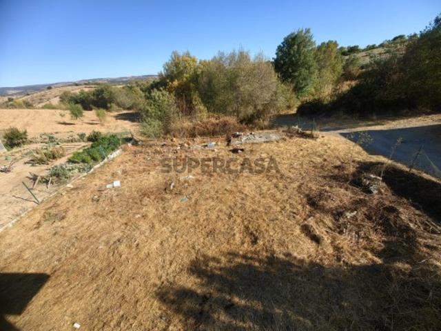 Terreno com moradia em construção
