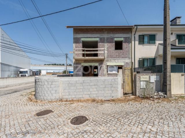 Terreno com Moradia em Construção T3 Pedroso, Vila Nova de Gaia