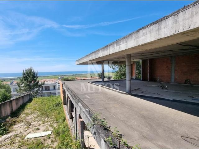 Terreno com moradia em estrutura para venda na Quinta das Camélias Areosa, Viana do Castelo
