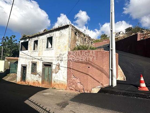 Terreno com moradia em ruínas, grande potencial, Funchal