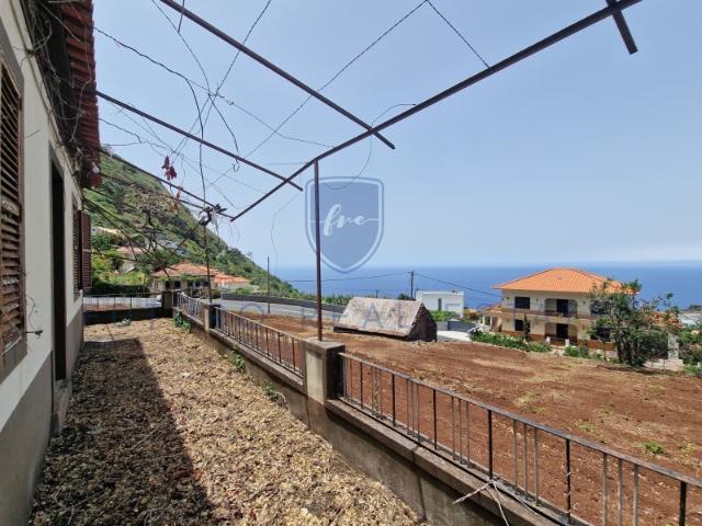 TERRENO COM MORADIA PARA REABILITAÇÃO | VISTA MAR | ARCO DA CALHETA