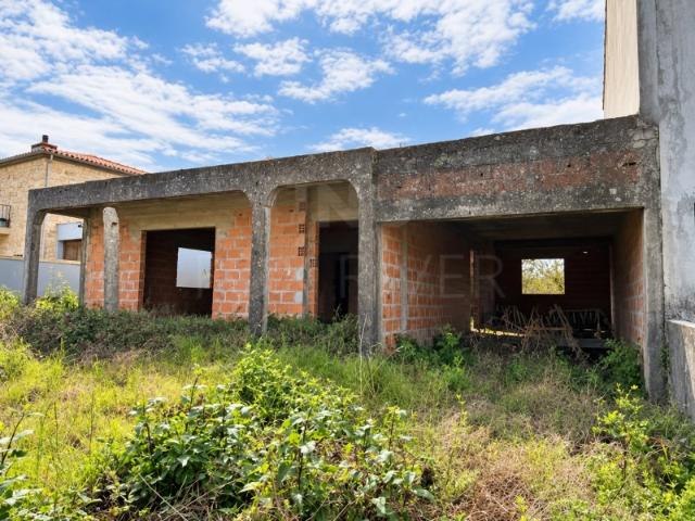 Terreno com moradia para reconstrução em Vitorino das Donas, Ponte de Lima