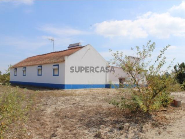Terreno com moradia para reconstruir no Carvalhal