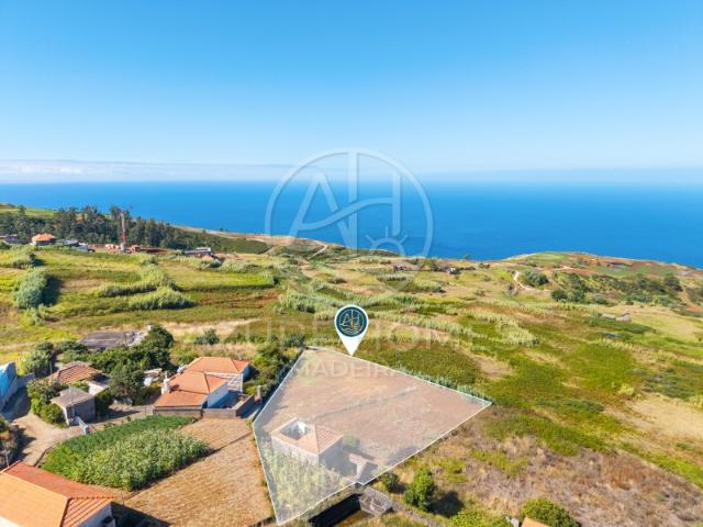 Terreno com Moradia por Recuperar Excelente Potencial de Investimento